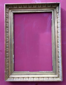 cornice tipicamente Impero dorata in oro fino, sagoma a guscia con eleganti intagli all'interno XIX° sec. cm.44 x 69